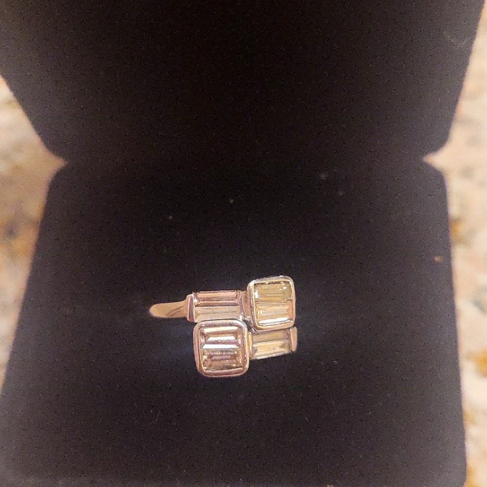 1 carat VS CLARITY G  in COLOR, baguette diamond ring in 18kt gold.